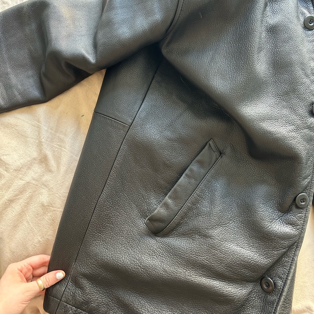 M. Julian Wilson’s heavy leather coat - Picture 9 of 10